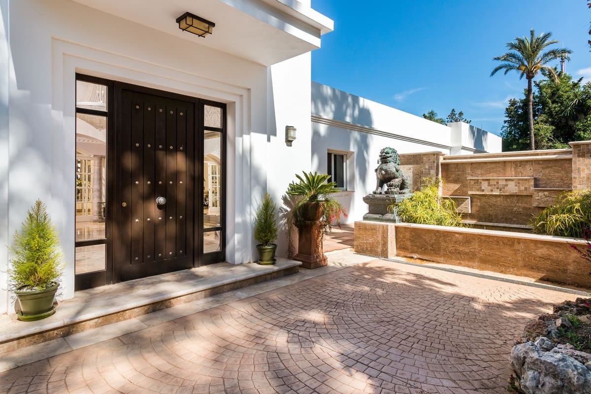 5 bedroom Villa for sale in Benahavis with pool garage - € 3,490,000 (Ref: 6904839)