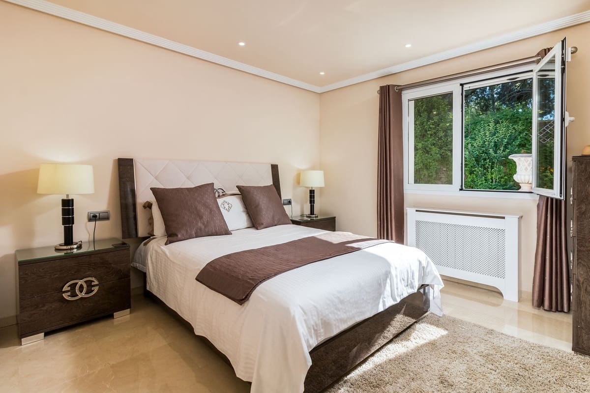 5 bedroom Villa for sale in Benahavis with pool garage - € 3,490,000 (Ref: 6904839)