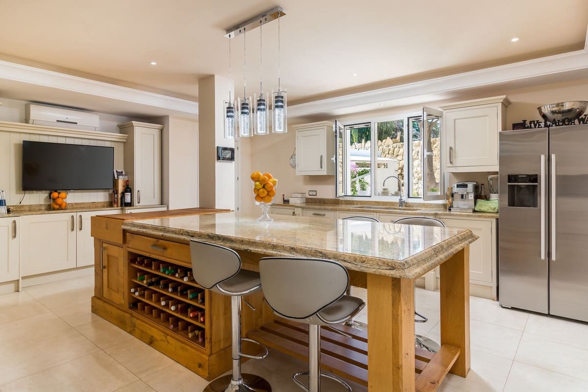 5 bedroom Villa for sale in Benahavis with pool garage - € 3,490,000 (Ref: 6904839)