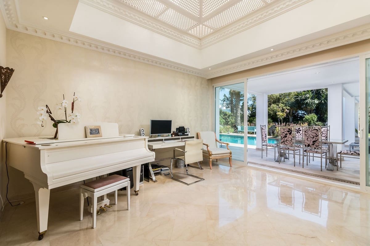 5 bedroom Villa for sale in Benahavis with pool garage - € 3,490,000 (Ref: 6904839)