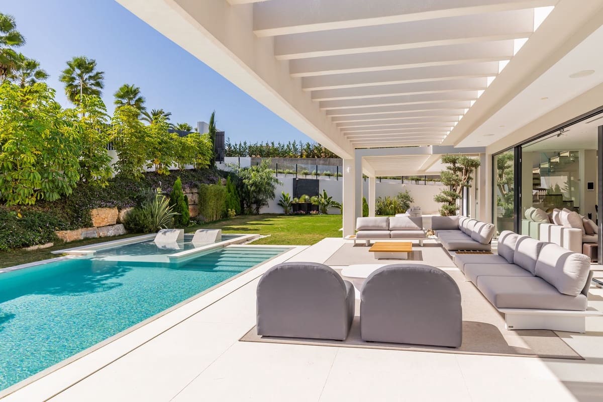 6 bedroom Villa for sale in Nueva Andalucia with pool garage - € 3,895,000 (Ref: 6942183)