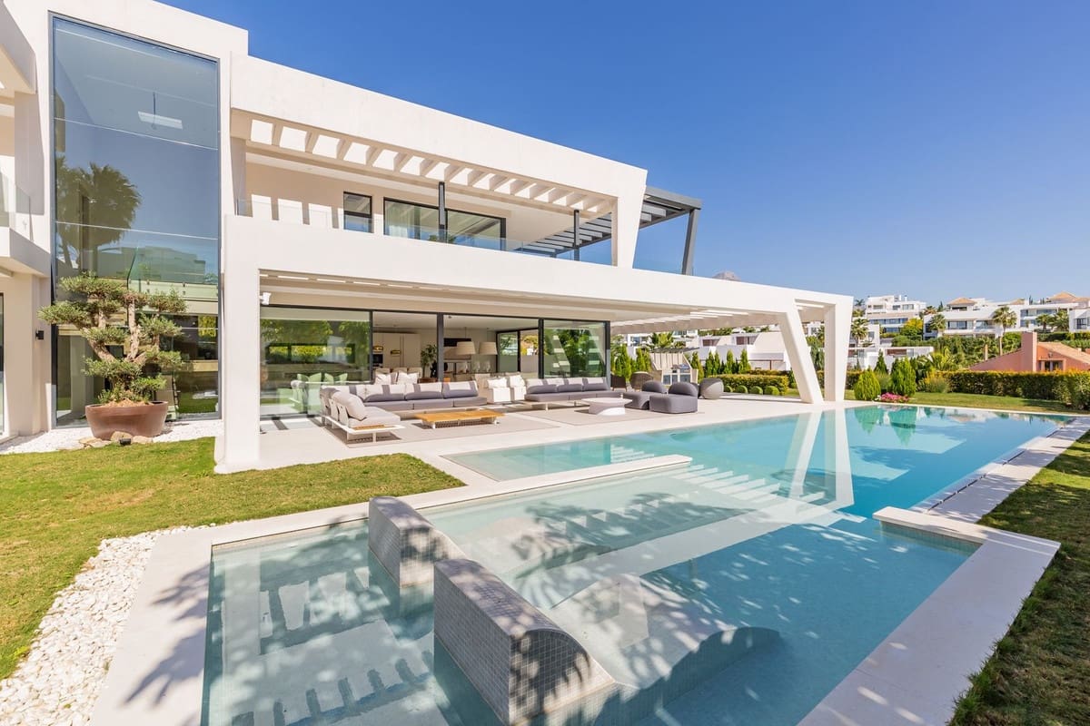6 bedroom Villa for sale in Nueva Andalucia with pool garage - € 3,895,000 (Ref: 6942183)