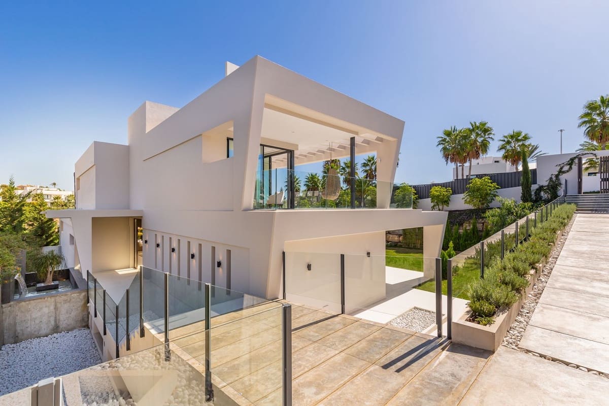 6 bedroom Villa for sale in Nueva Andalucia with pool garage - € 3,895,000 (Ref: 6942183)