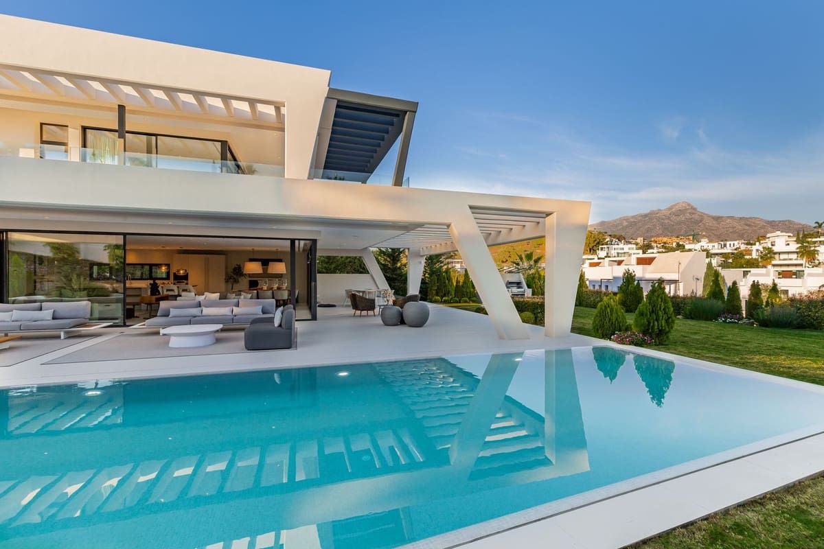 6 bedroom Villa for sale in Nueva Andalucia with pool garage - € 3,895,000 (Ref: 6942183)