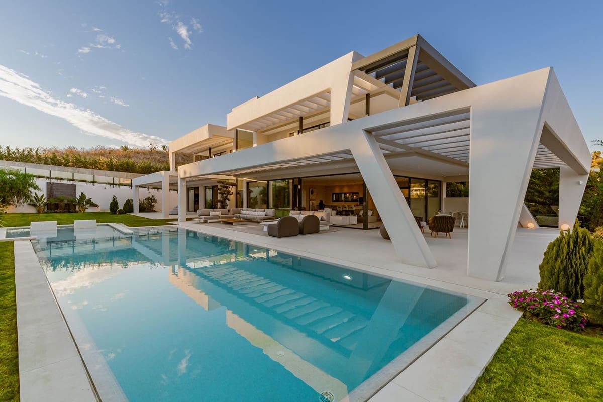 6 bedroom Villa for sale in Nueva Andalucia with pool garage - € 3,895,000 (Ref: 6942183)