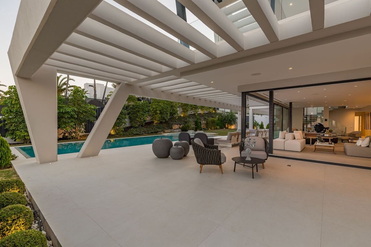 6 bedroom Villa for sale in Nueva Andalucia with pool garage - € 3,895,000 (Ref: 6942183)