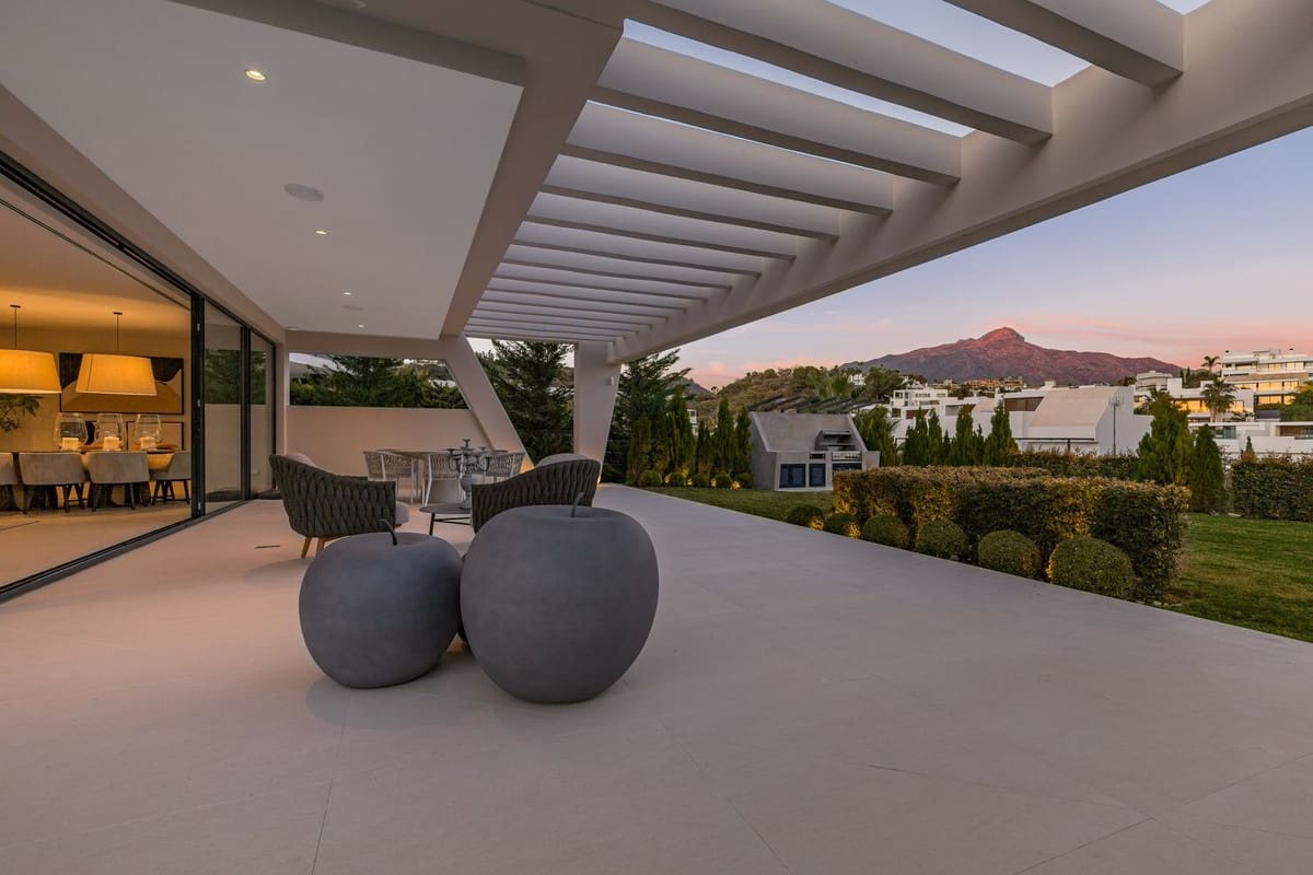 6 bedroom Villa for sale in Nueva Andalucia with pool garage - € 3,895,000 (Ref: 6942183)