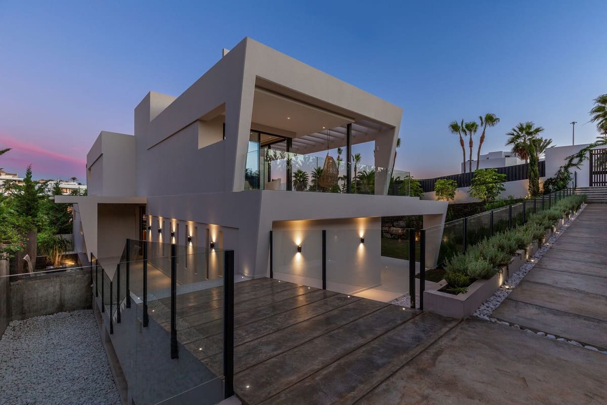 6 bedroom Villa for sale in Nueva Andalucia with pool garage - € 3,895,000 (Ref: 6942183)