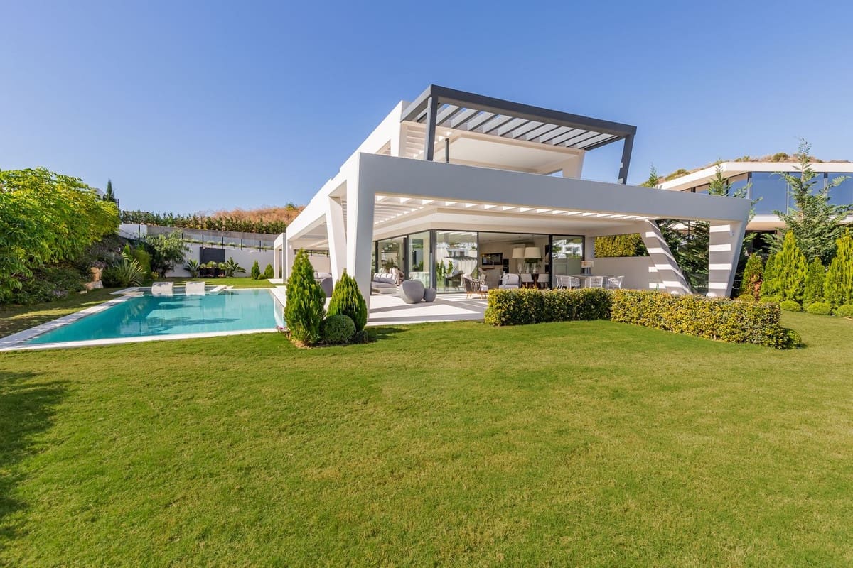 6 bedroom Villa for sale in Nueva Andalucia with pool garage - € 3,895,000 (Ref: 6942183)