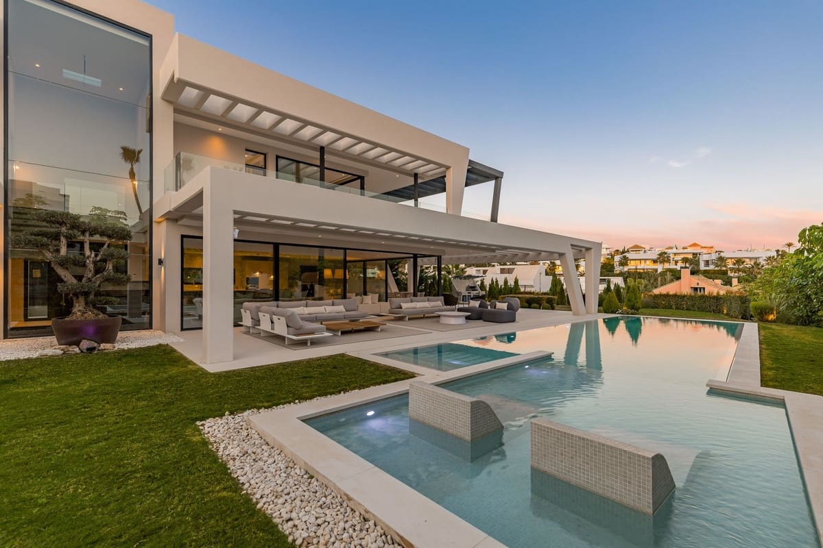 6 bedroom Villa for sale in Nueva Andalucia with pool garage - € 3,895,000 (Ref: 6942183)