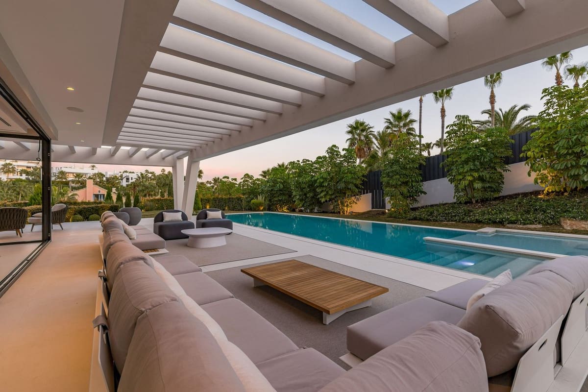 6 bedroom Villa for sale in Nueva Andalucia with pool garage - € 3,895,000 (Ref: 6942183)