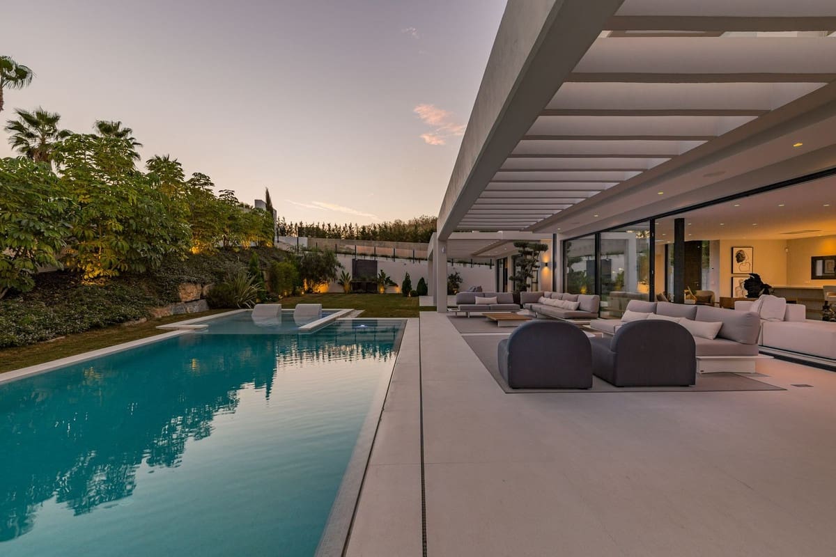6 bedroom Villa for sale in Nueva Andalucia with pool garage - € 3,895,000 (Ref: 6942183)