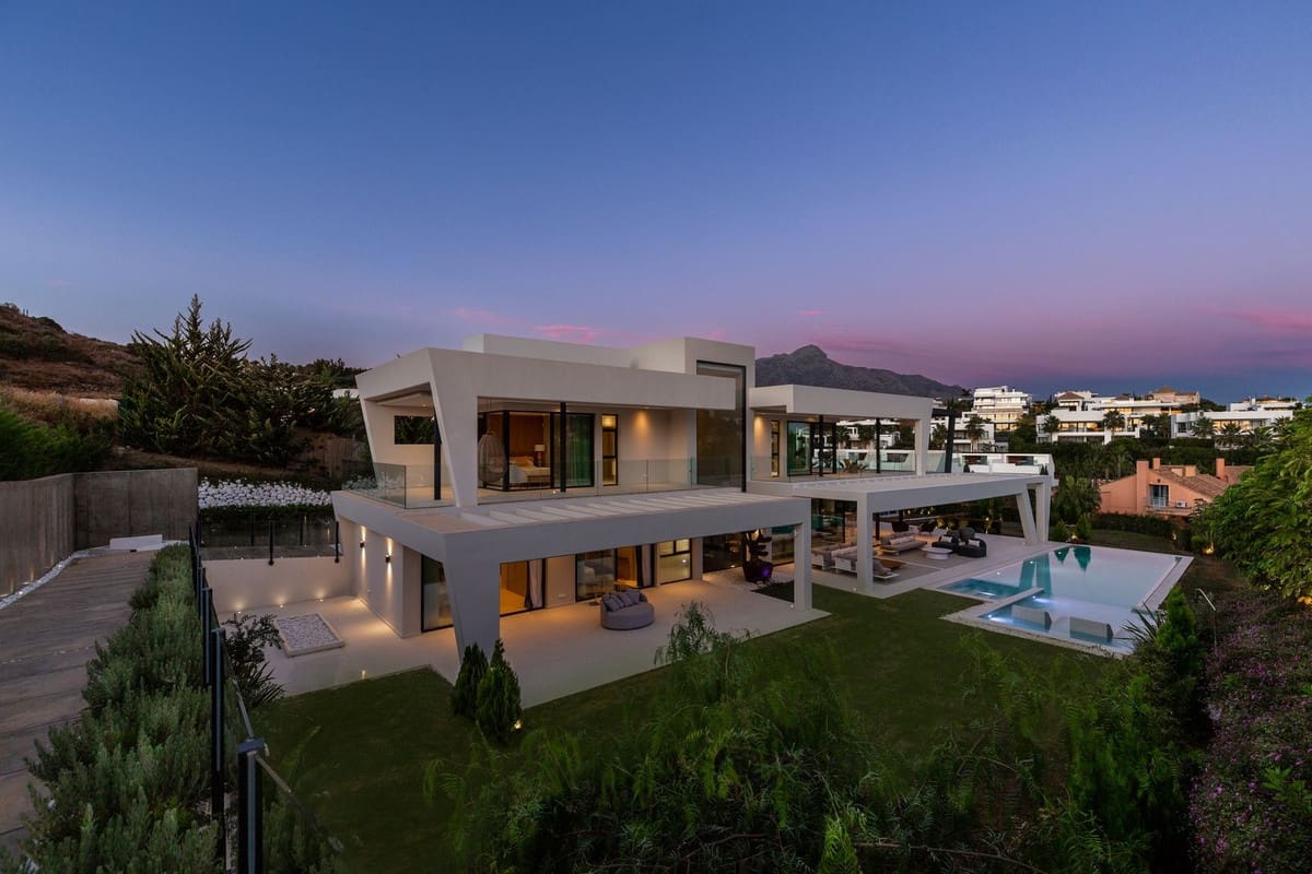 6 bedroom Villa for sale in Nueva Andalucia with pool garage - € 3,895,000 (Ref: 6942183)