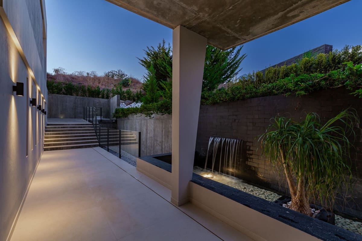 6 bedroom Villa for sale in Nueva Andalucia with pool garage - € 3,895,000 (Ref: 6942183)