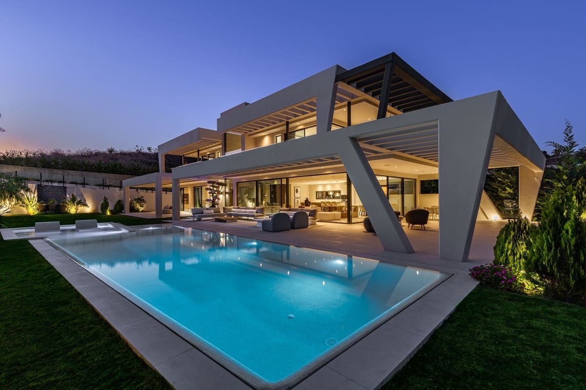6 bedroom Villa for sale in Nueva Andalucia with pool garage - € 3,895,000 (Ref: 6942183)