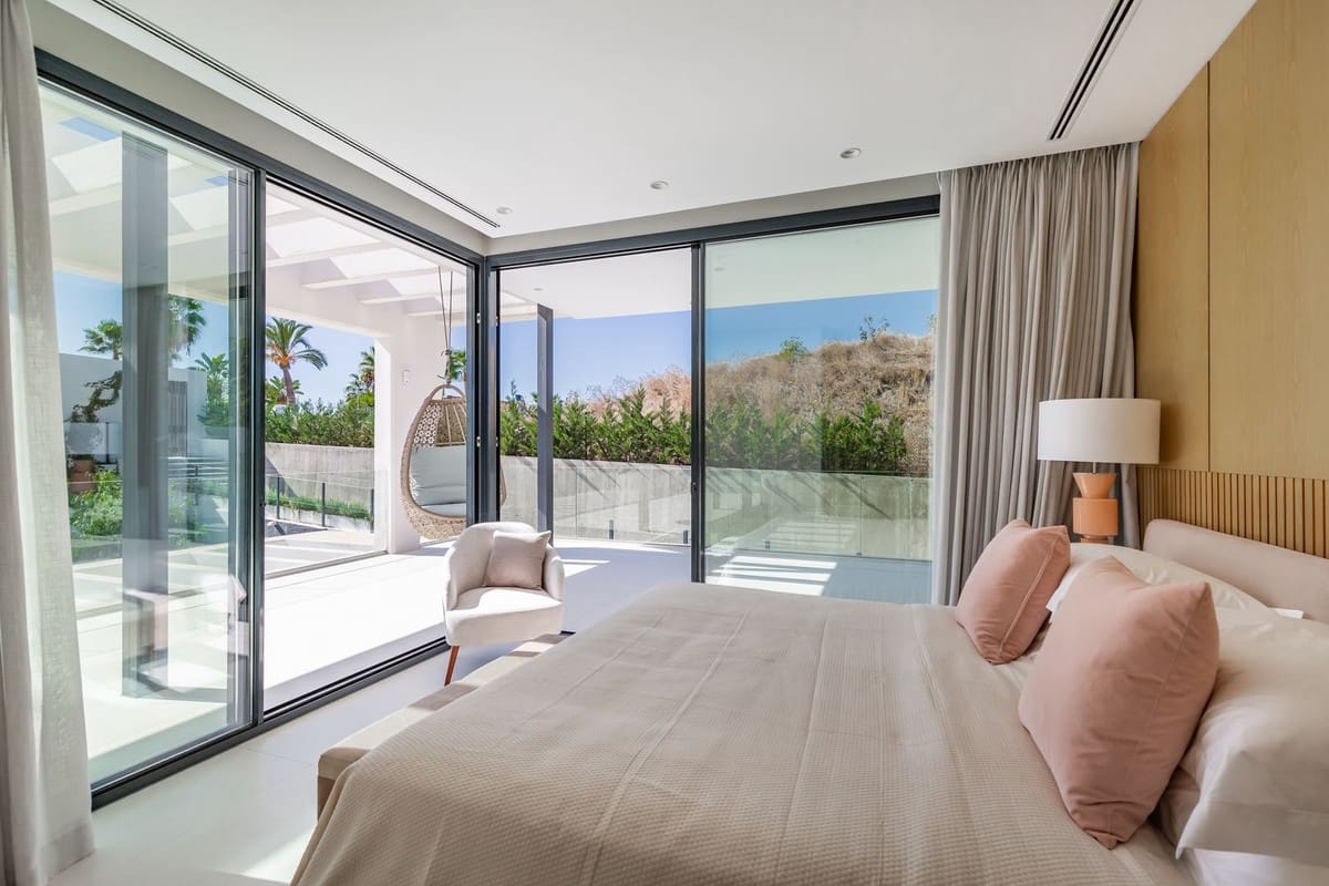 6 bedroom Villa for sale in Nueva Andalucia with pool garage - € 3,895,000 (Ref: 6942183)