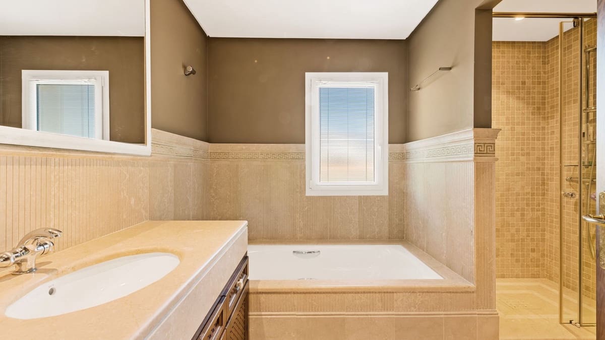 5 bedroom Villa for sale in Benahavis with pool garage - € 3,495,000 (Ref: 6942210)