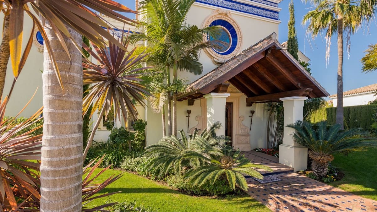 5 bedroom Villa for sale in Benahavis with pool garage - € 3,495,000 (Ref: 6942210)