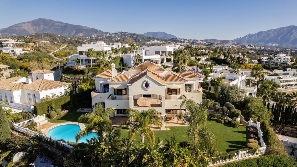 5 bedroom Villa for sale in Benahavis with pool garage - € 3,495,000 (Ref: 6942210)