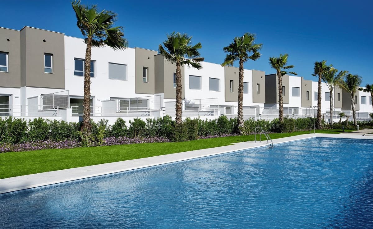 3 soveværelse Byhus til salg i Estepona med swimmingpool garage - € 385.000 (Ref: 7074381)