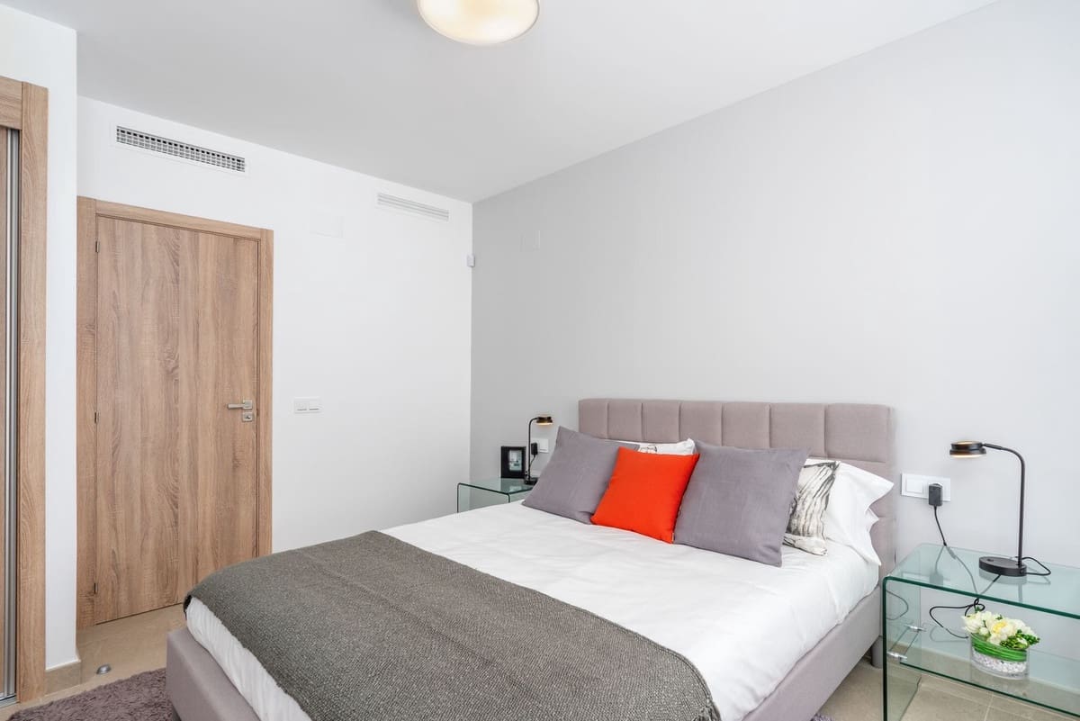 3 soveværelse Byhus til salg i Estepona med swimmingpool garage - € 385.000 (Ref: 7074381)