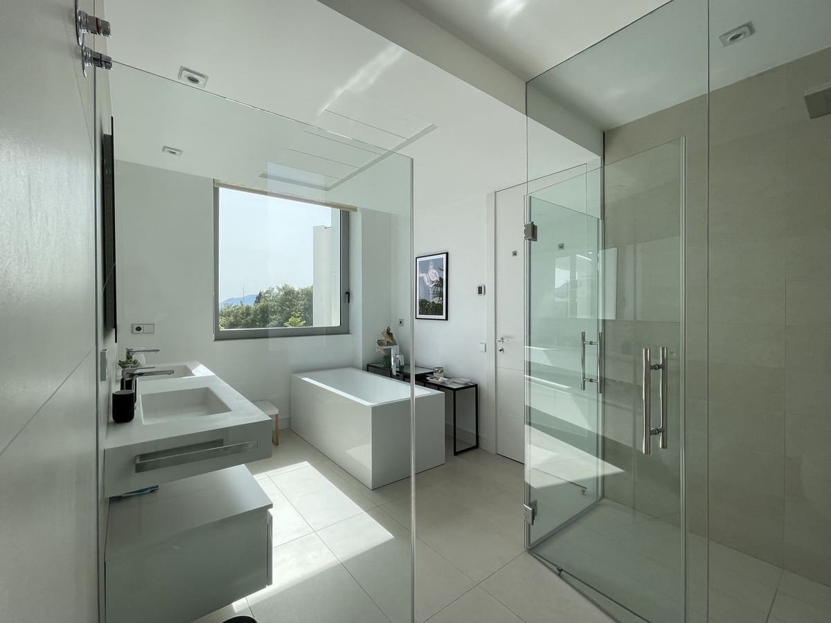 4 bedroom Villa for sale in Marbella with pool garage - € 2,980,000 (Ref: 7074392)