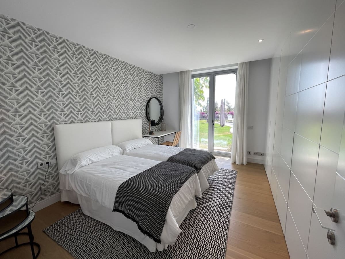 4 bedroom Villa for sale in Marbella with pool garage - € 2,980,000 (Ref: 7074392)