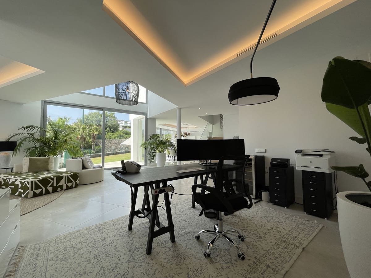 4 bedroom Villa for sale in Marbella with pool garage - € 2,980,000 (Ref: 7074392)