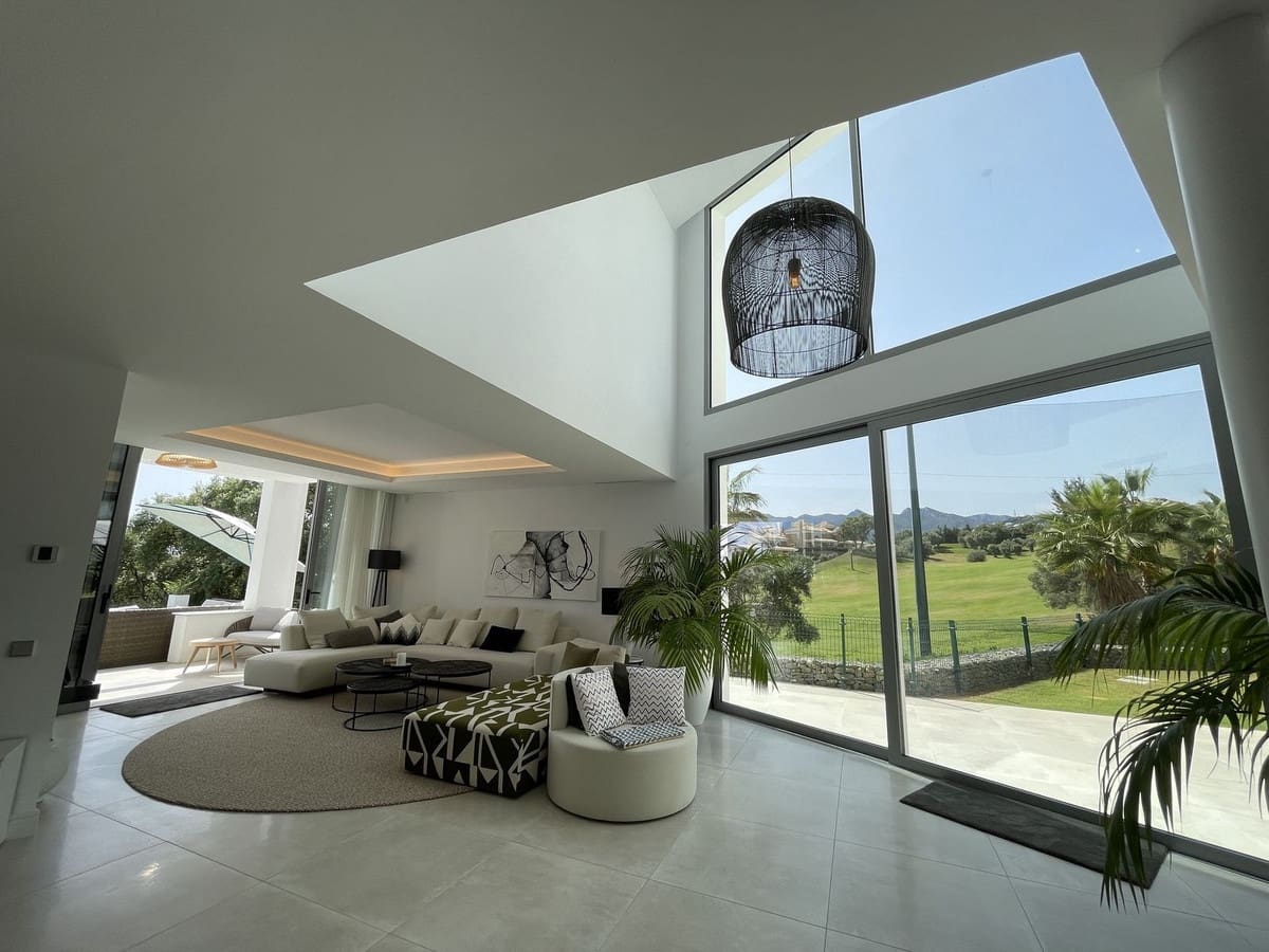 4 bedroom Villa for sale in Marbella with pool garage - € 2,980,000 (Ref: 7074392)