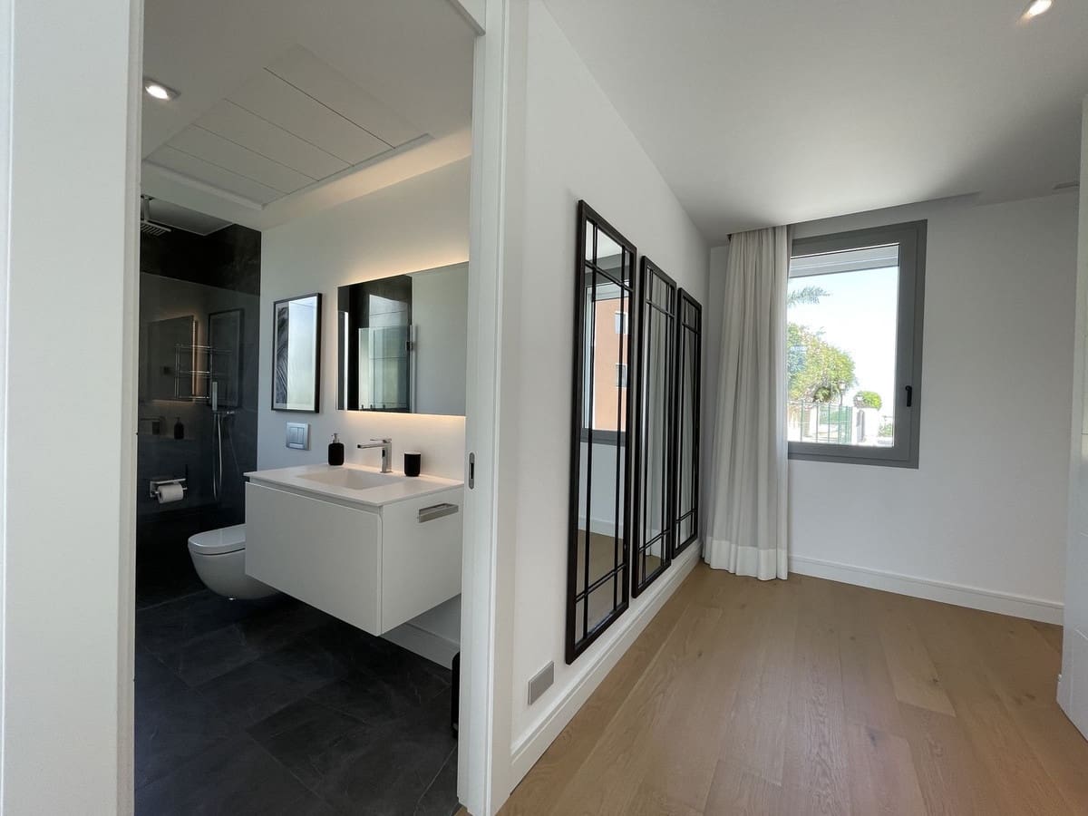 4 bedroom Villa for sale in Marbella with pool garage - € 2,980,000 (Ref: 7074392)