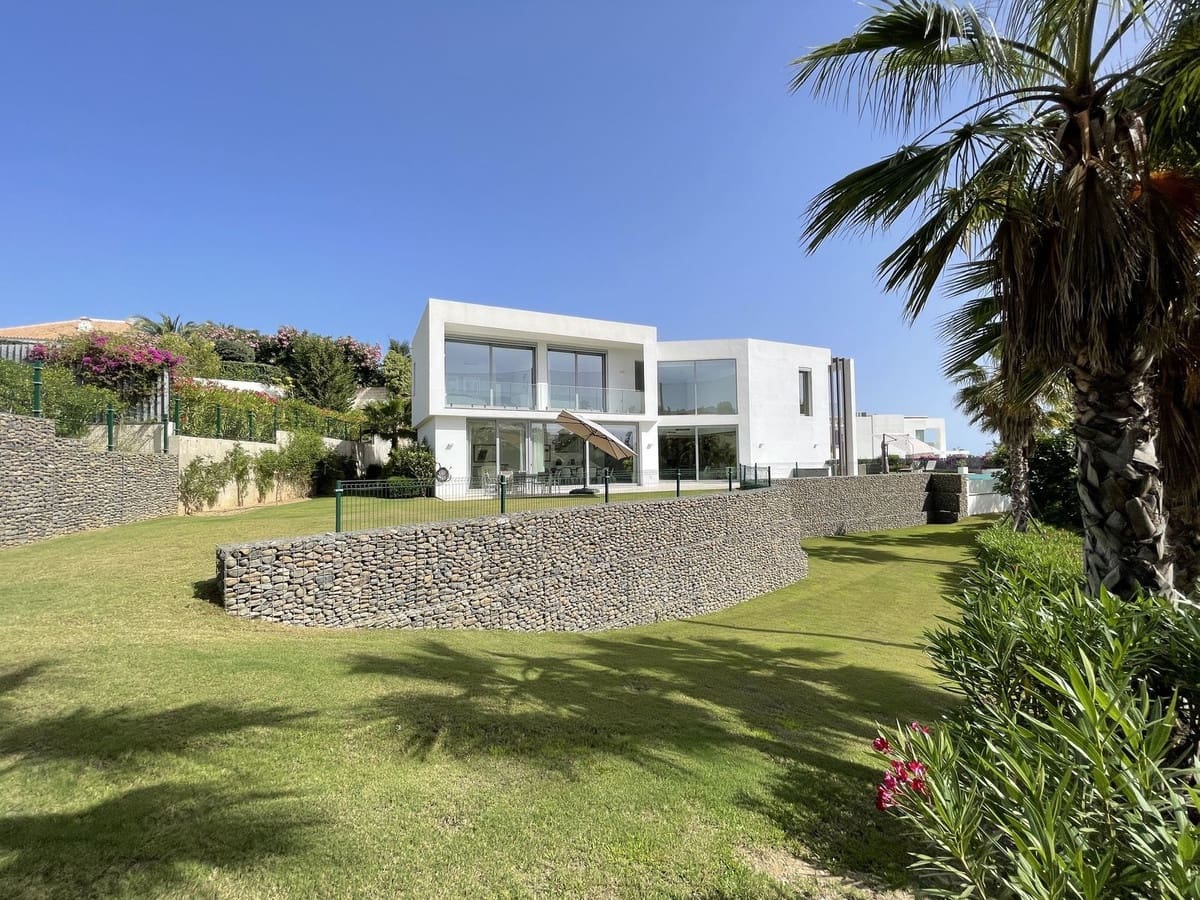 4 bedroom Villa for sale in Marbella with pool garage - € 2,980,000 (Ref: 7074392)