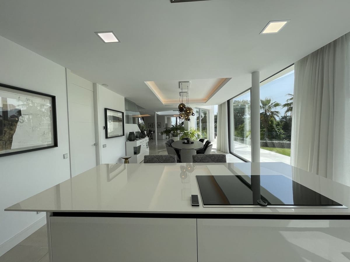 4 bedroom Villa for sale in Marbella with pool garage - € 2,980,000 (Ref: 7074392)