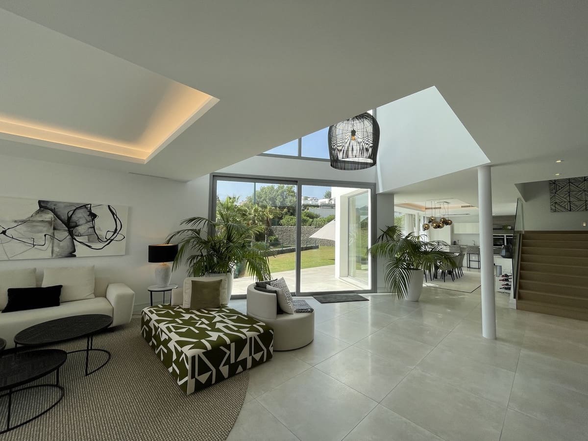 4 bedroom Villa for sale in Marbella with pool garage - € 2,980,000 (Ref: 7074392)