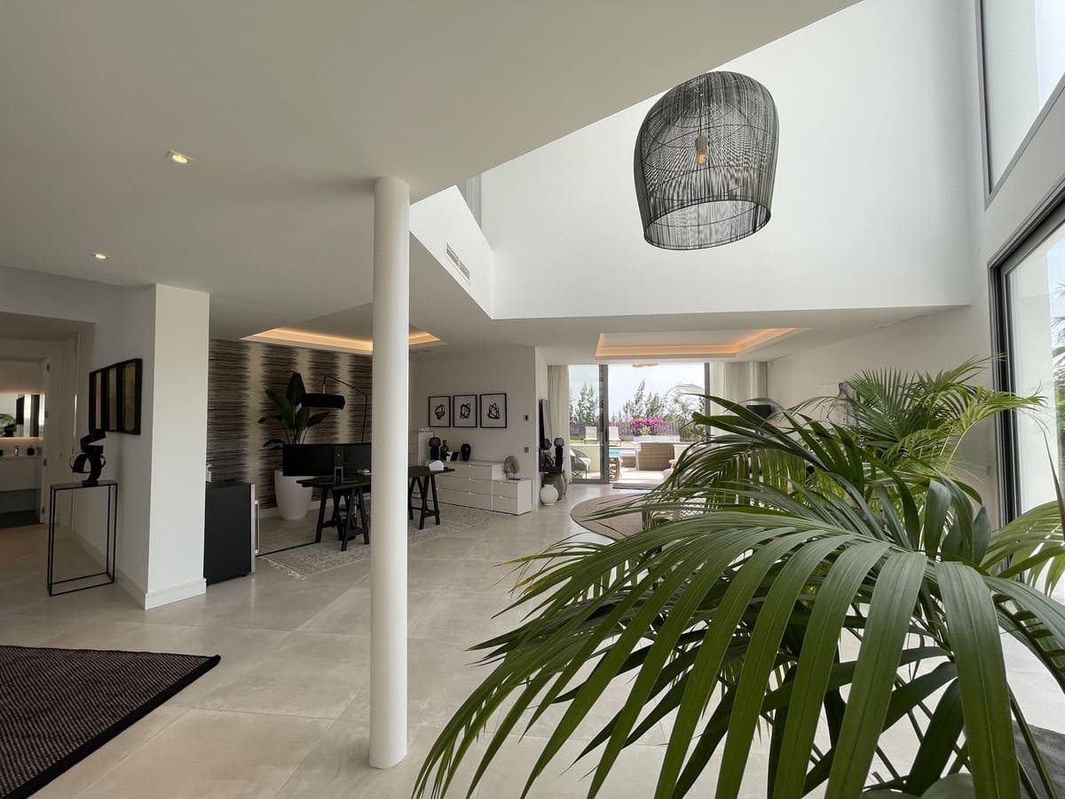 4 bedroom Villa for sale in Marbella with pool garage - € 2,980,000 (Ref: 7074392)
