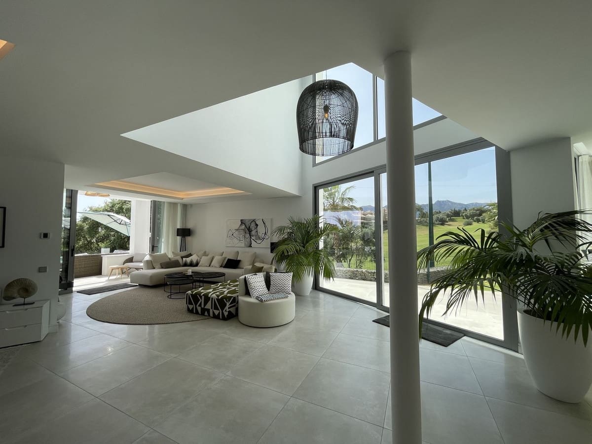 4 bedroom Villa for sale in Marbella with pool garage - € 2,980,000 (Ref: 7074392)