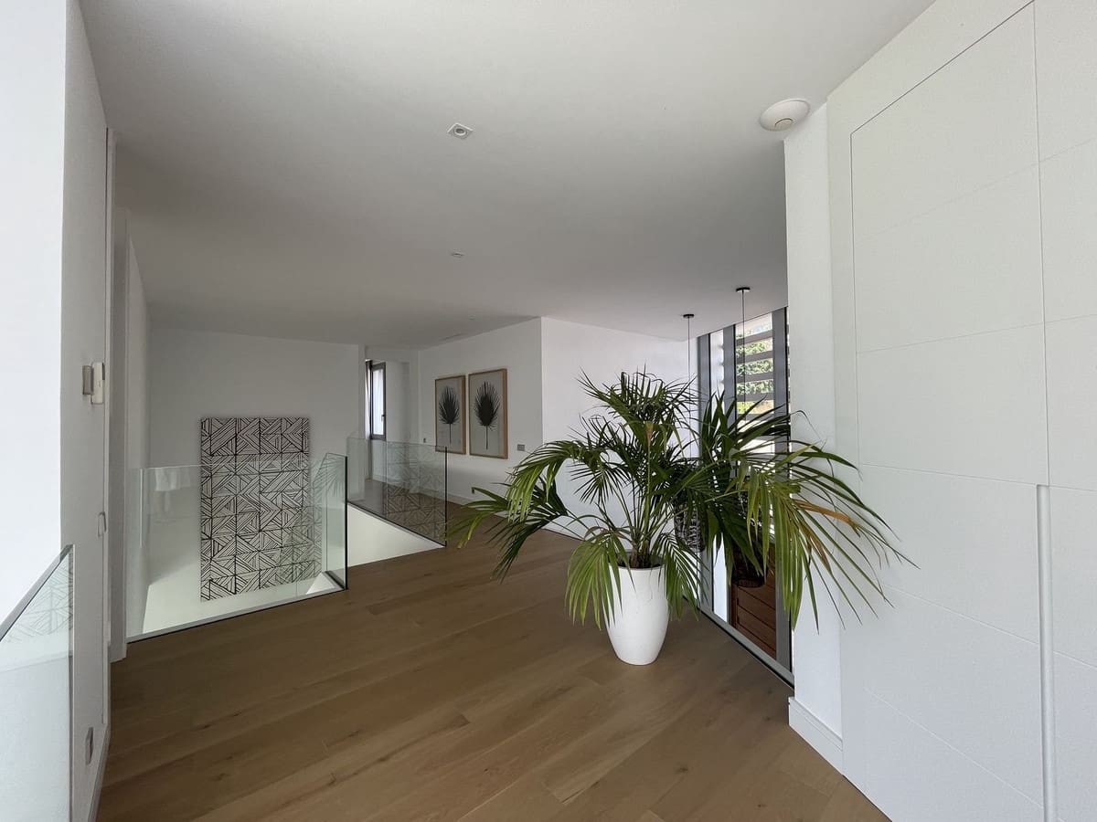 4 bedroom Villa for sale in Marbella with pool garage - € 2,980,000 (Ref: 7074392)