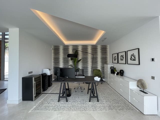 4 bedroom Villa for sale in Marbella with pool garage - € 2,980,000 (Ref: 7074392)