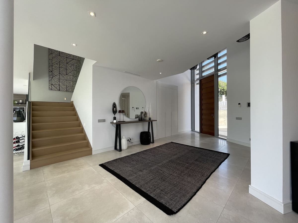 4 bedroom Villa for sale in Marbella with pool garage - € 2,980,000 (Ref: 7074392)