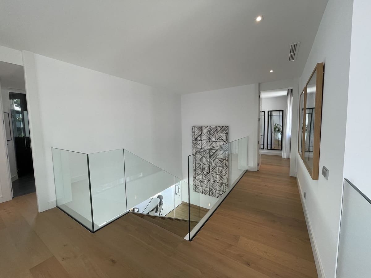 4 bedroom Villa for sale in Marbella with pool garage - € 2,980,000 (Ref: 7074392)