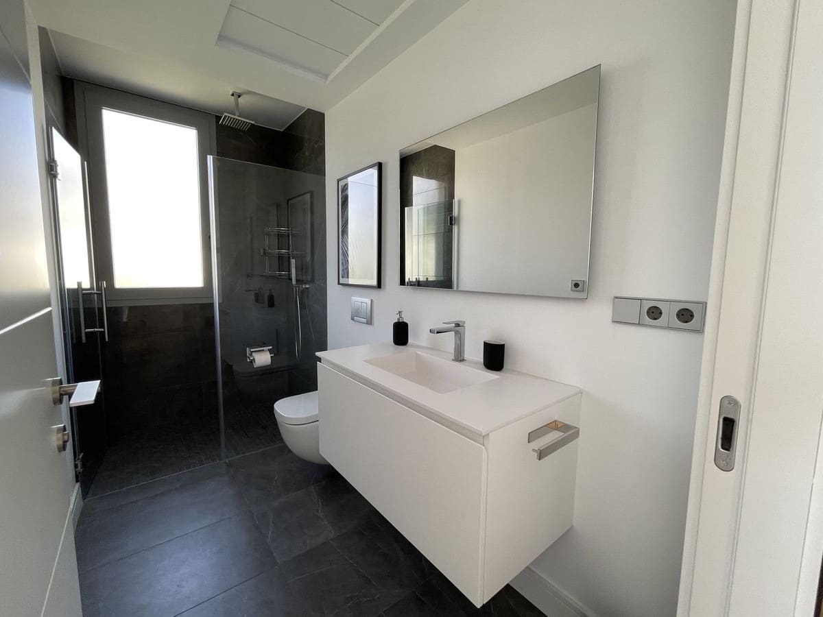 4 bedroom Villa for sale in Marbella with pool garage - € 2,980,000 (Ref: 7074392)