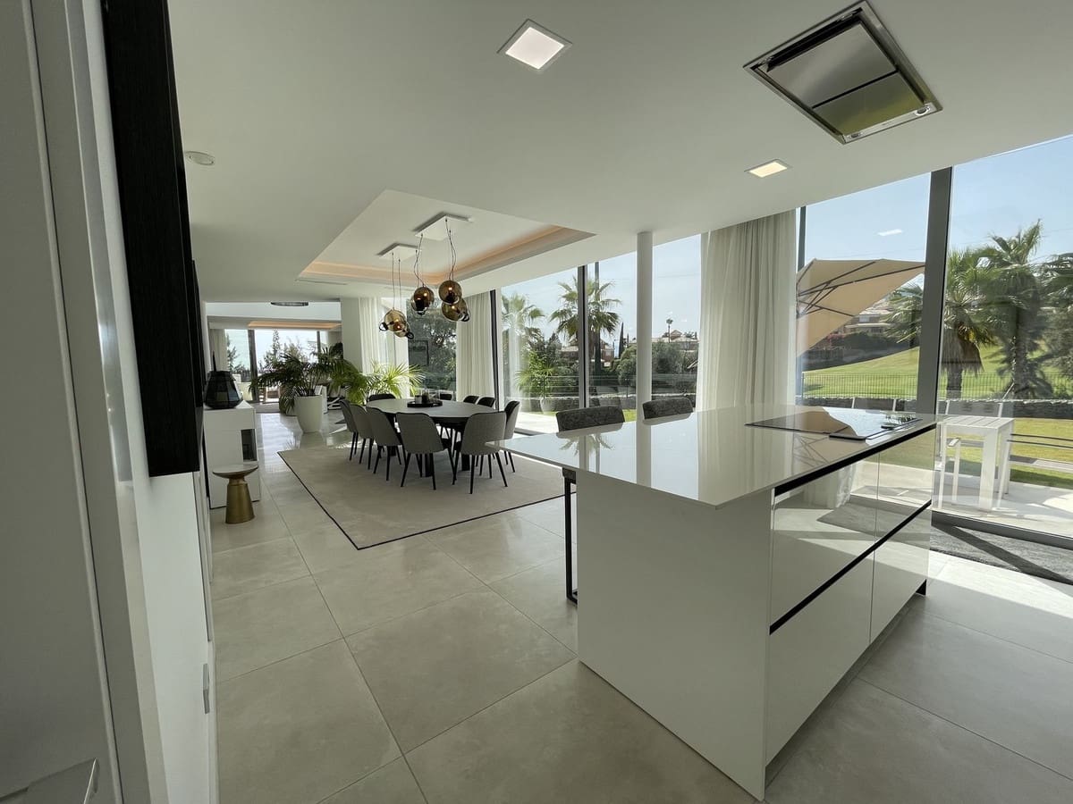 4 bedroom Villa for sale in Marbella with pool garage - € 2,980,000 (Ref: 7074392)