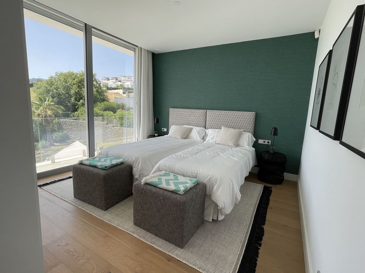 4 bedroom Villa for sale in Marbella with pool garage - € 2,980,000 (Ref: 7074392)