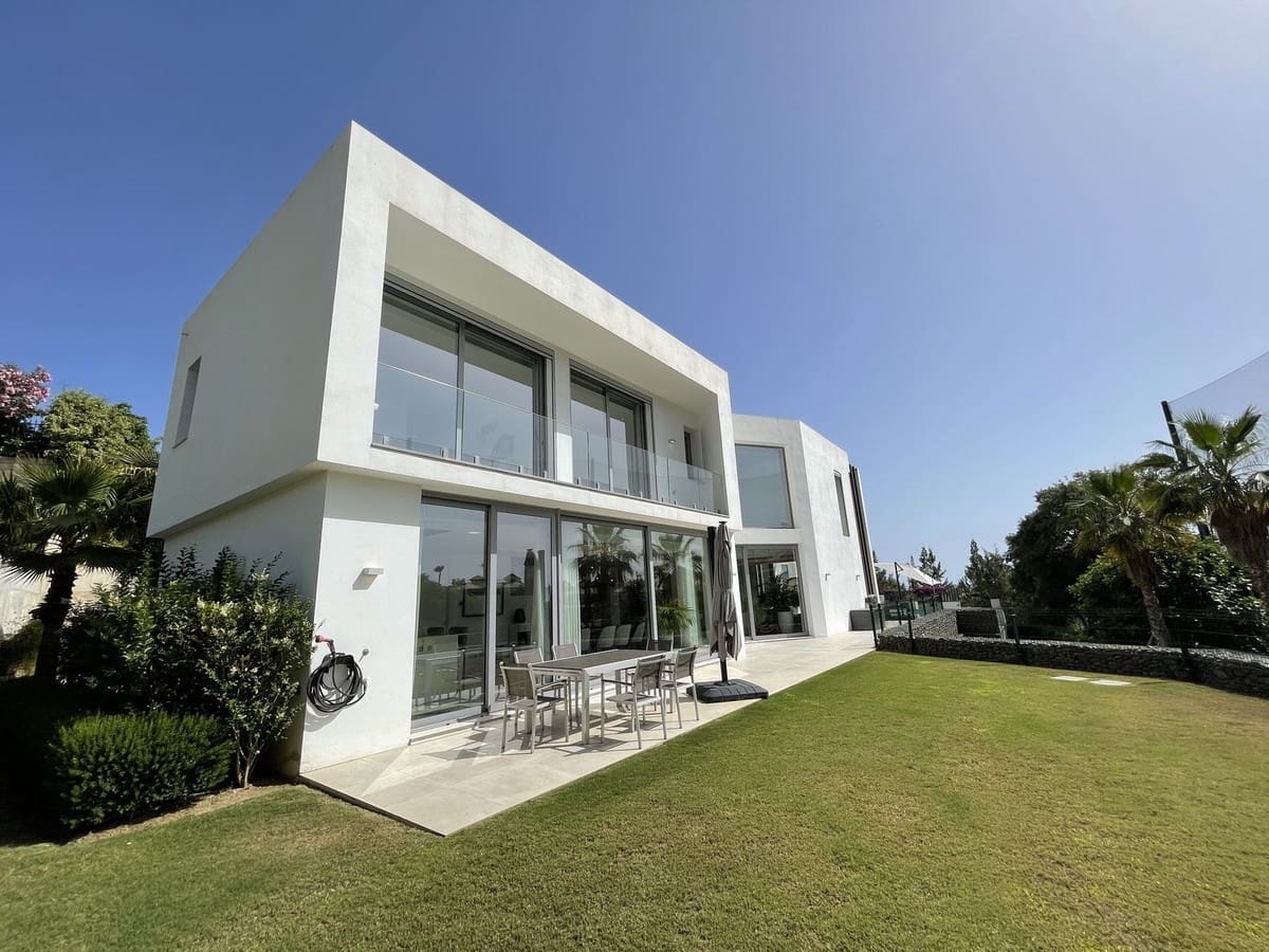4 bedroom Villa for sale in Marbella with pool garage - € 2,980,000 (Ref: 7074392)