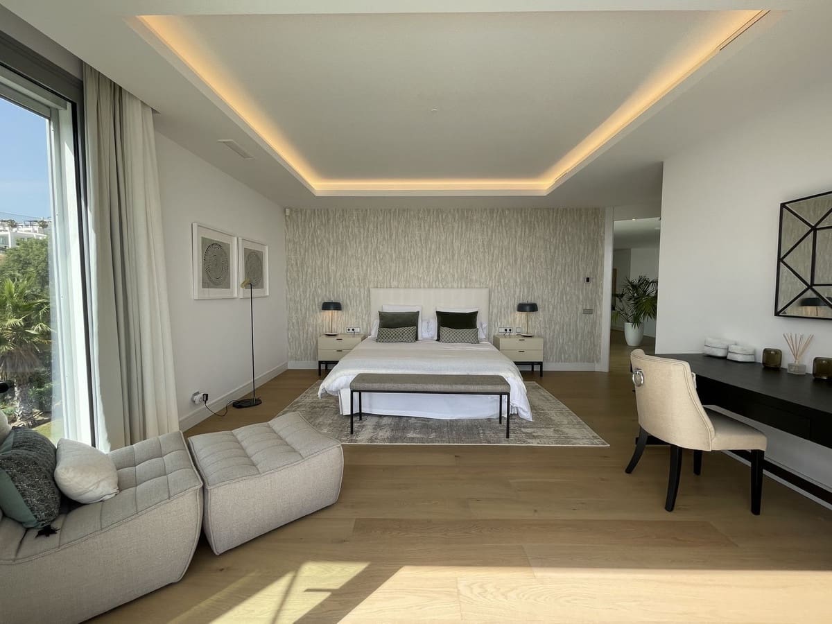 4 bedroom Villa for sale in Marbella with pool garage - € 2,980,000 (Ref: 7074392)