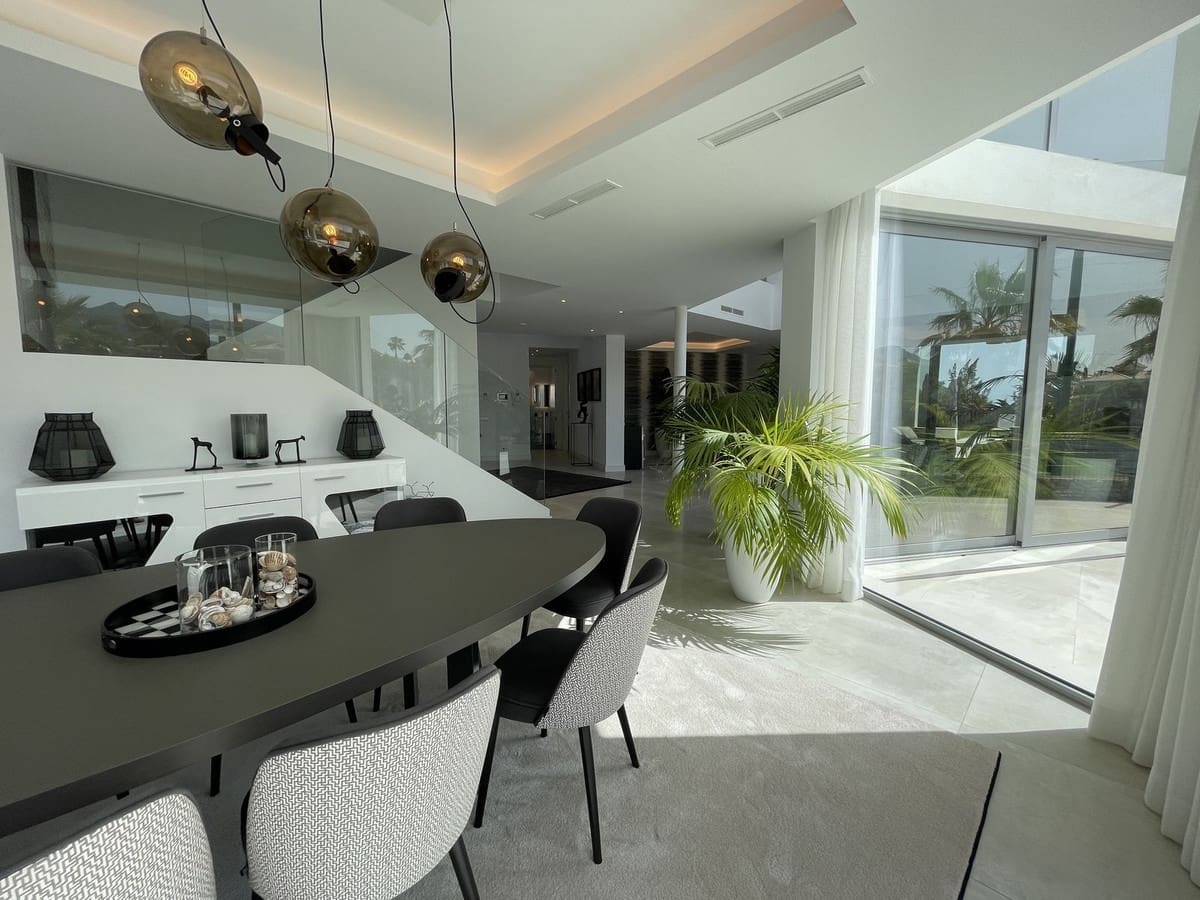 4 bedroom Villa for sale in Marbella with pool garage - € 2,980,000 (Ref: 7074392)