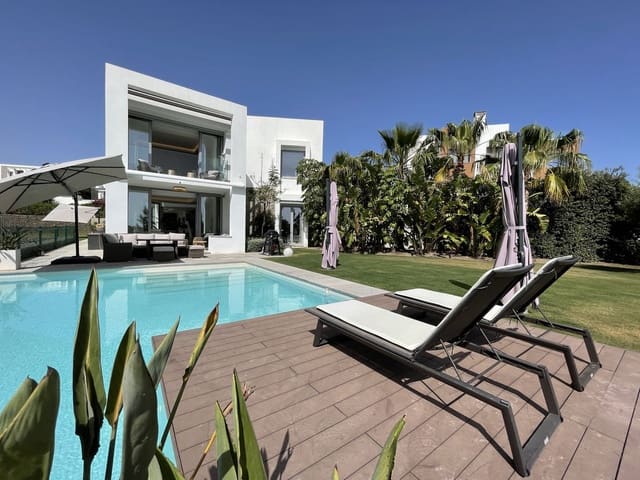 4 makuuhuone Huvila myytävänä paikassa Marbella mukana uima-altaan 
autotalli - 2 980 000 € (Ref: 7074392)