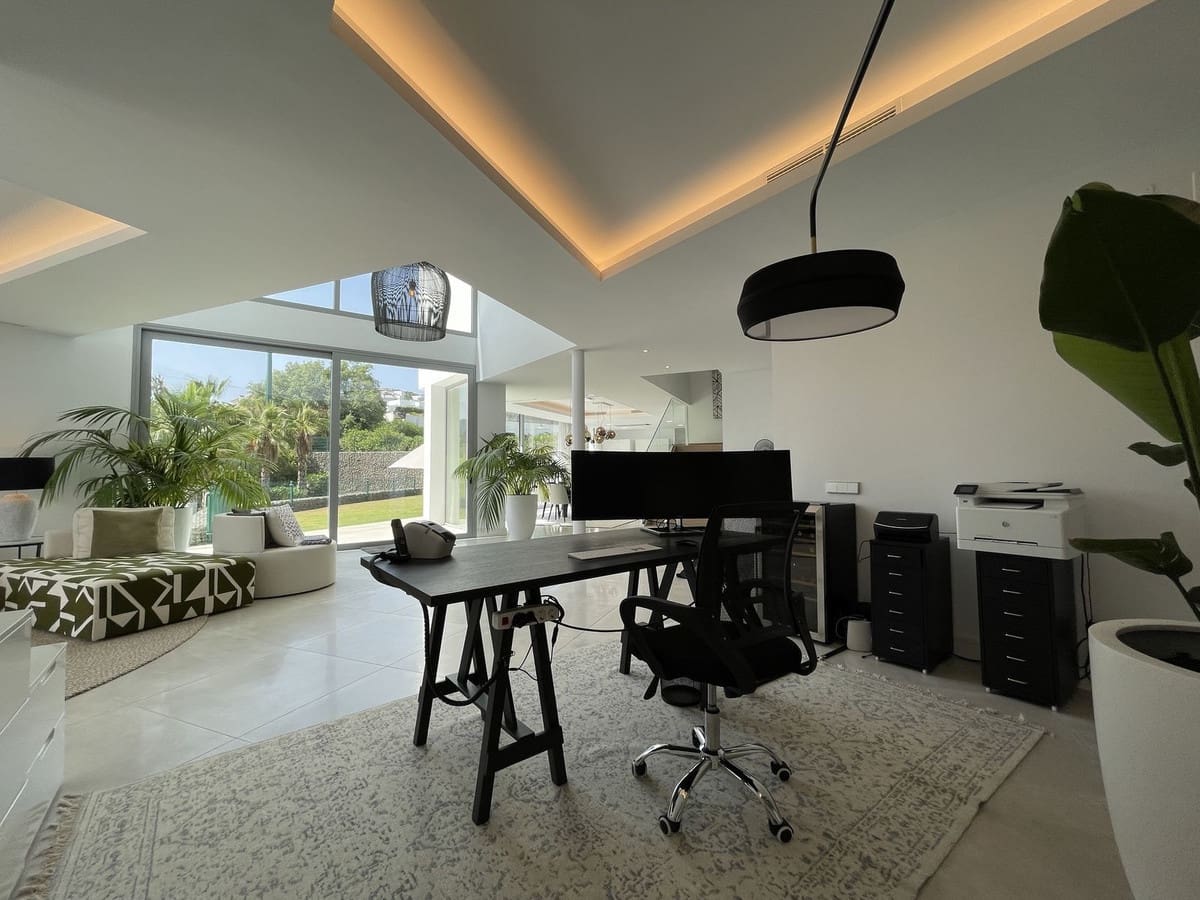 4 bedroom Villa for sale in Marbella with pool garage - € 2,980,000 (Ref: 7074392)