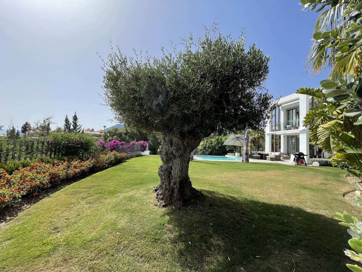 4 bedroom Villa for sale in Marbella with pool garage - € 2,980,000 (Ref: 7074392)