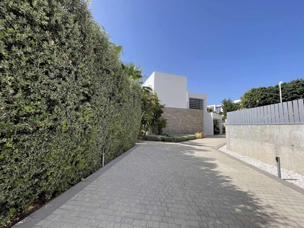4 bedroom Villa for sale in Marbella with pool garage - € 2,980,000 (Ref: 7074392)