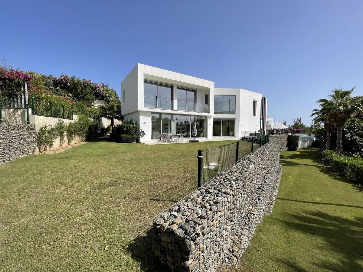 4 bedroom Villa for sale in Marbella with pool garage - € 2,980,000 (Ref: 7074392)